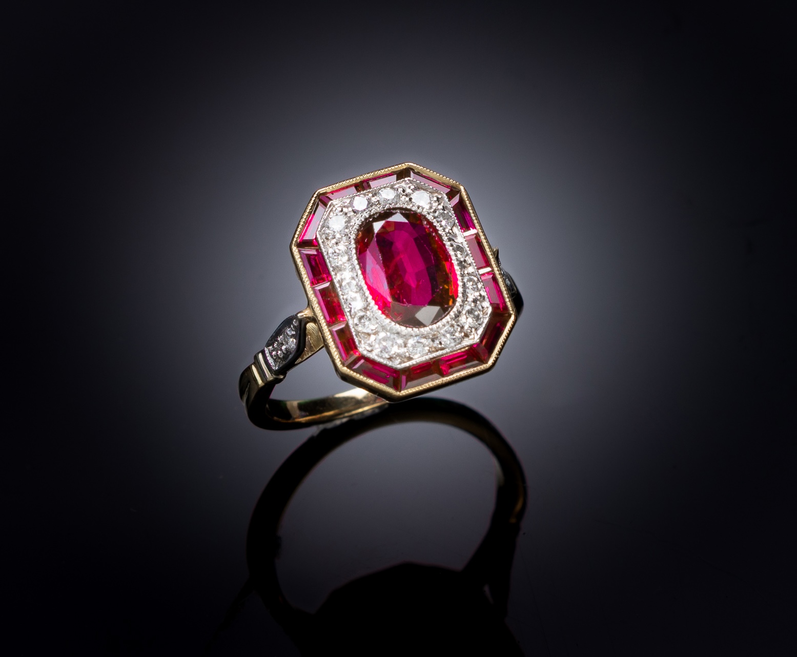 Bague rubis naturel rouge intense 1,49 carat (certificat laboratoire), rubis baguette et diamants. Travail français vers 1980.-1