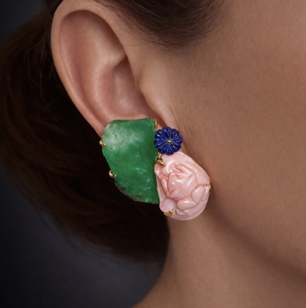 Spectaculaires boucles d’oreilles clips Jean Vendomeen corail, chrysoprases, lapis-lazuli et diamants, aux volumes affirmés (4 × 3,7 cm), conservées avec leur écrin d’origine.-2
