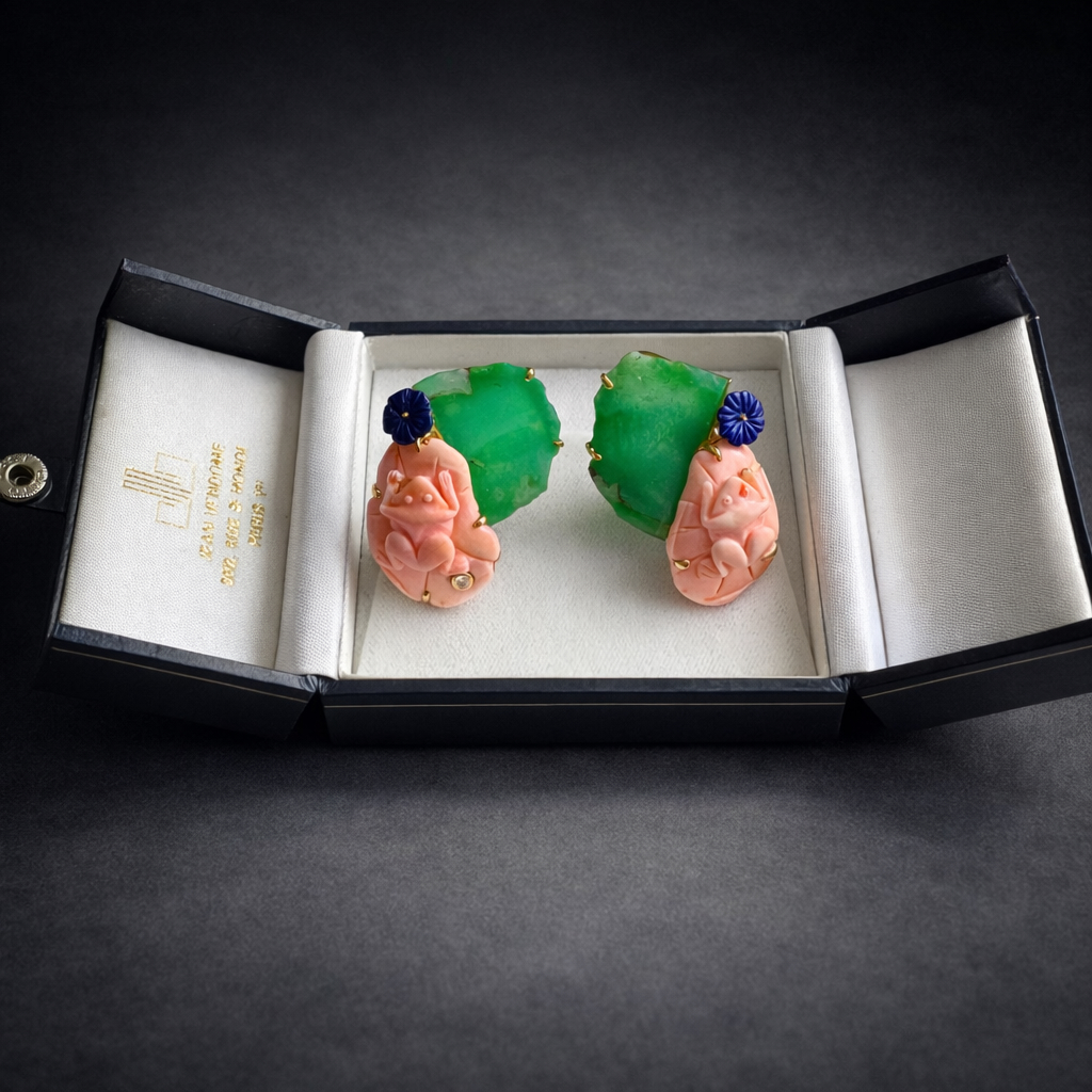 Spectaculaires boucles d’oreilles clips Jean Vendomeen corail, chrysoprases, lapis-lazuli et diamants, aux volumes affirmés (4 × 3,7 cm), conservées avec leur écrin d’origine.-1