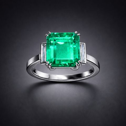 Bague émeraude de 3,87 carats, origine Colombie, Vivid Green, Minor Oil (certificat laboratoire) et diamants baguette. Travail français.