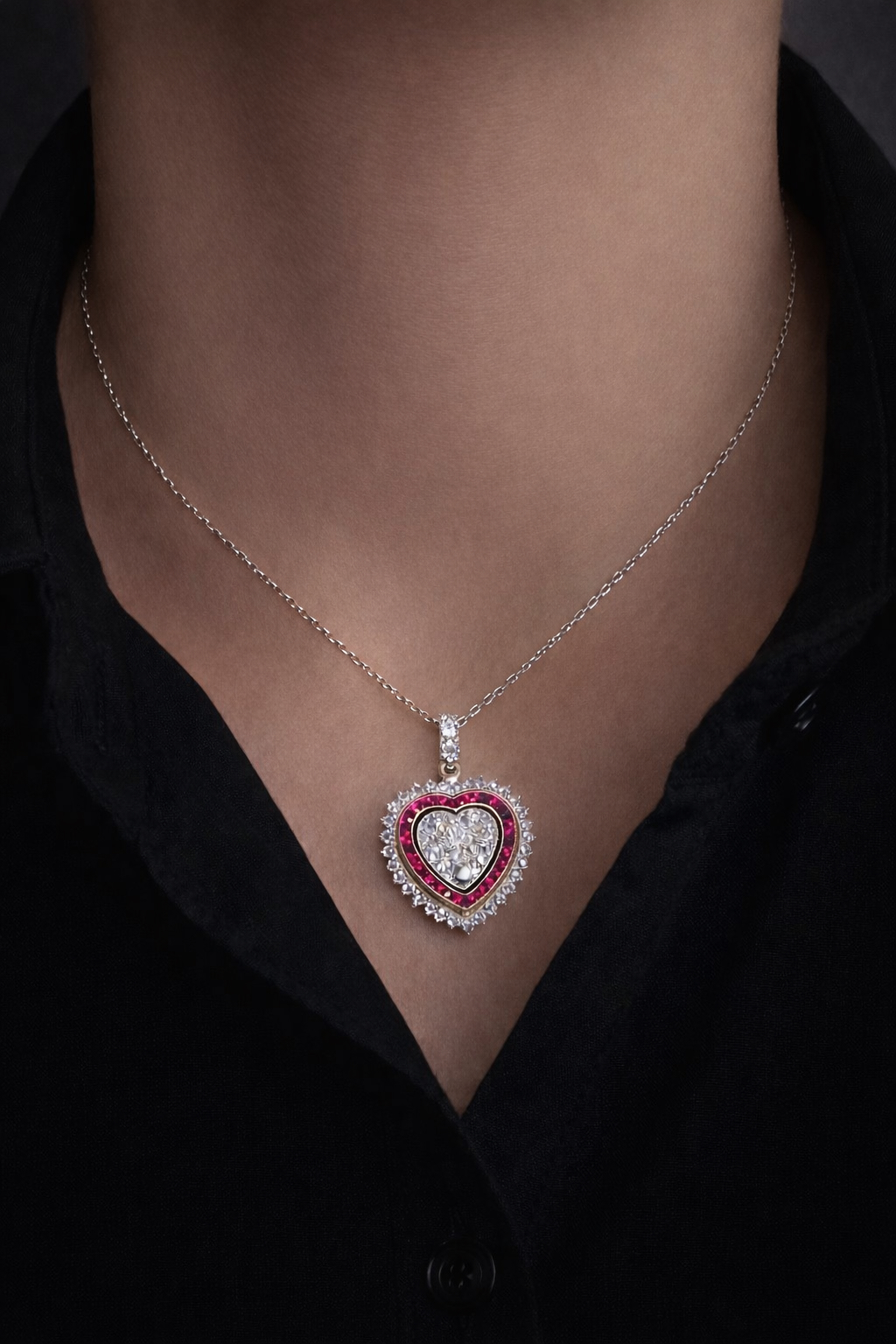 Pendentif cœur Belle Époque en or et platine, diamants taille ancienne et rubis calibrés. Travail français début XXe siècle. Vendu avec chaîne.-3