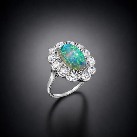 Bague diamants Art Déco opale australienne (3 carats) et diamants taille ancienne (1,10 carat). Travail français vers 1930.