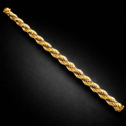 Bracelet vintage bicolore au motif torsadé. Travail français vers 1970.