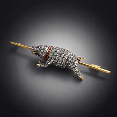 Broche figurant un petit suidé en diamants et rubis (longueur 7,5 cm). Travail français XIXe siècle.