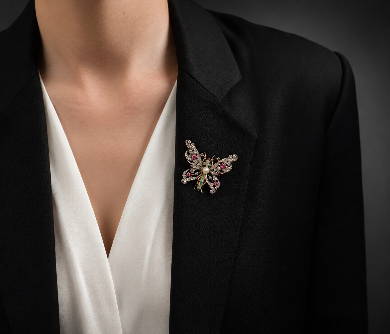 Pendentif / Broche Belle Epoque papillon diamants, émeraudes, rubis, saphirs et perle (4,3 cm x 4 cm). Travail de la Maison Besson & Guilloud entre 1896 et 1908.-2
