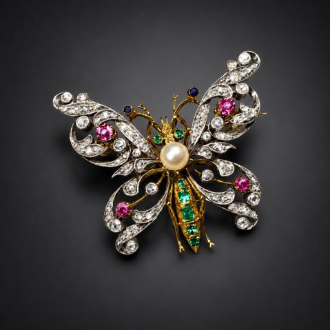 Pendentif / Broche Belle Epoque papillon diamants, émeraudes, rubis, saphirs et perle (4,3 cm x 4 cm). Travail de la Maison Besson & Guilloud entre 1896 et 1908.