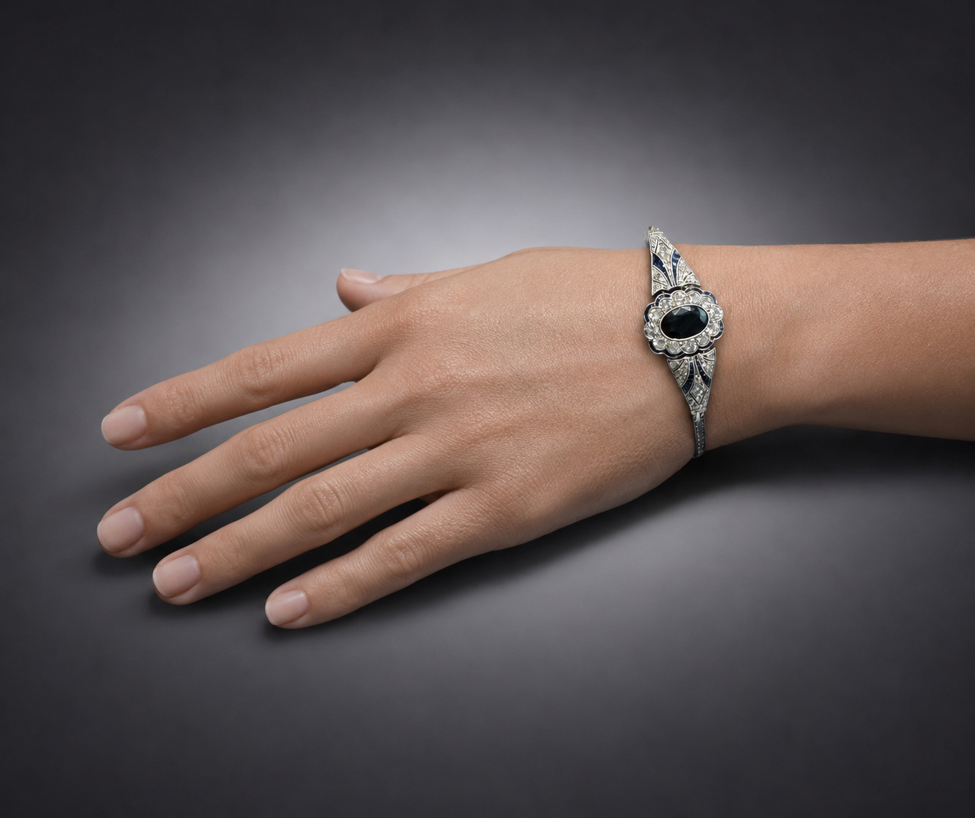 Bracelet Art déco en or, platine, centré d’un important saphir bleu profond avec diamants et saphirs calibrés-3