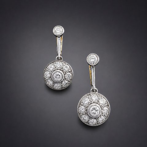 Boucles d’oreilles vers 1920, diamants taille ancienne (1,90 carat). Travail français d’époque.