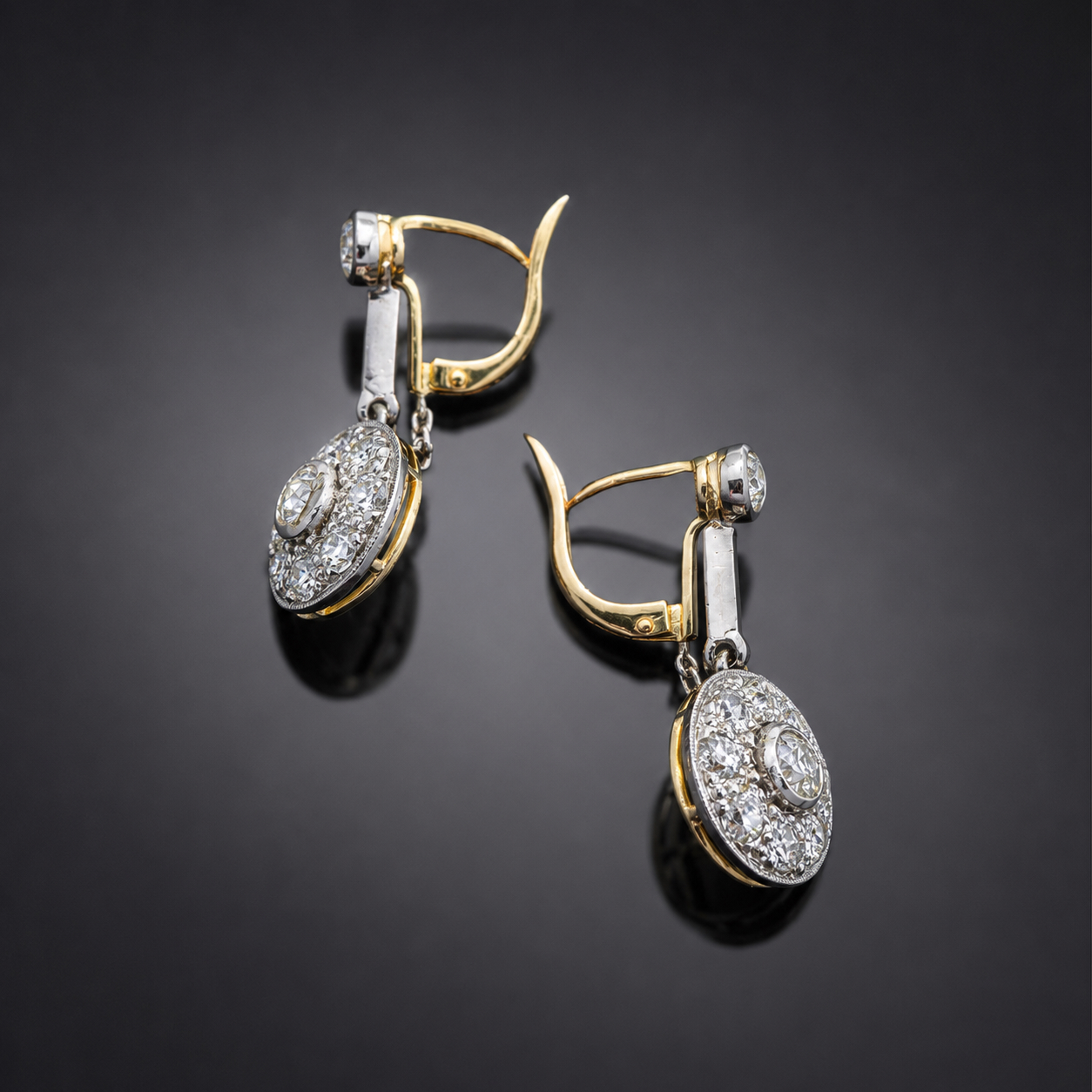 Boucles d’oreilles vers 1920, diamants taille ancienne (1,90 carat). Travail français d’époque.-2