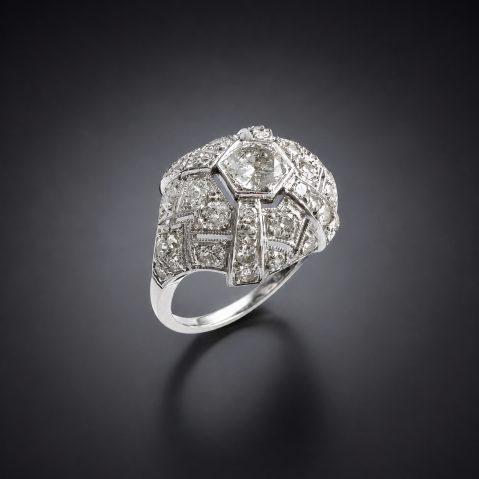 Bague dôme à décor géométrique Art déco diamants. Travail français vers 1930.