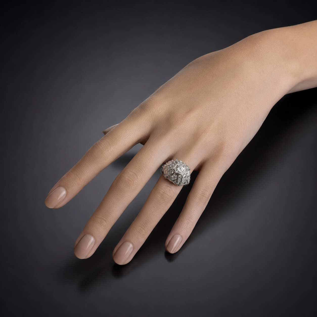 Bague dôme à décor géométrique Art déco diamants. Travail français vers 1930.-3