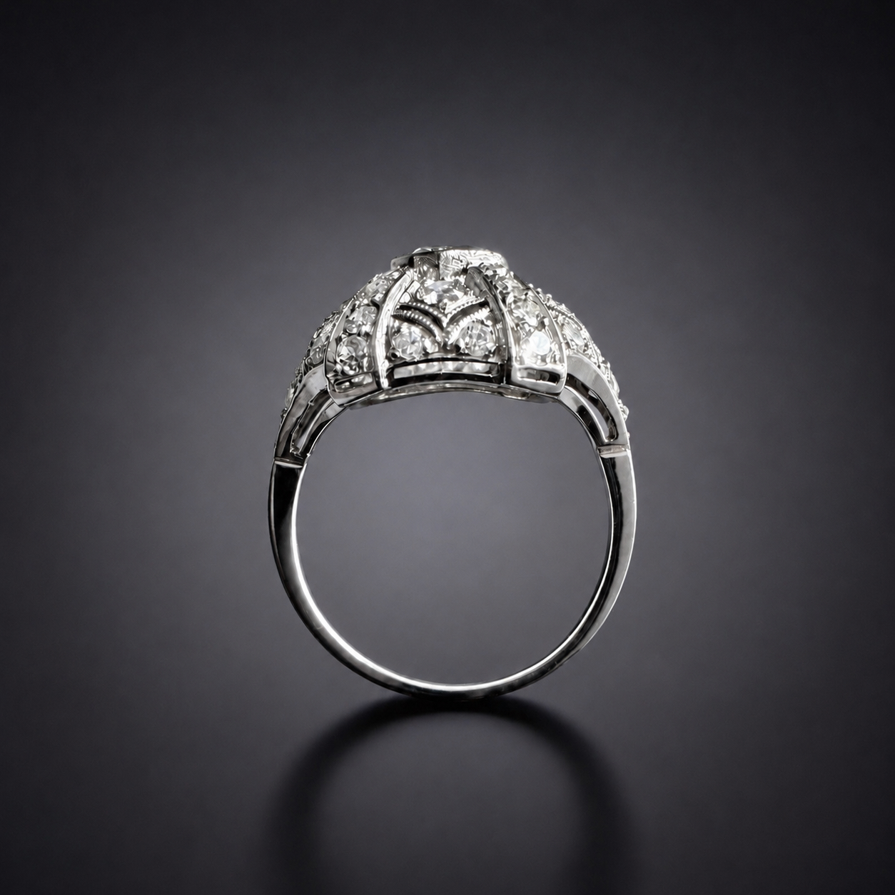 Bague dôme à décor géométrique Art déco diamants. Travail français vers 1930.-2