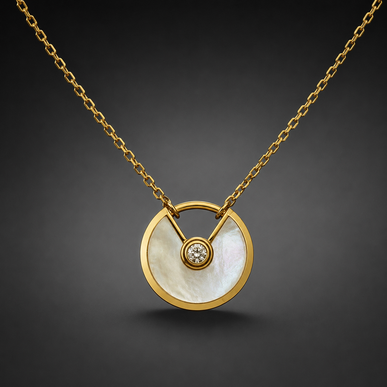 Collier Cartier Amulette nacre et diamant-1