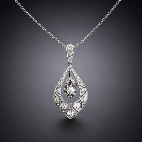 Pendentif Art Déco diamants avec sa chaîne. Travail français vers 1930.
