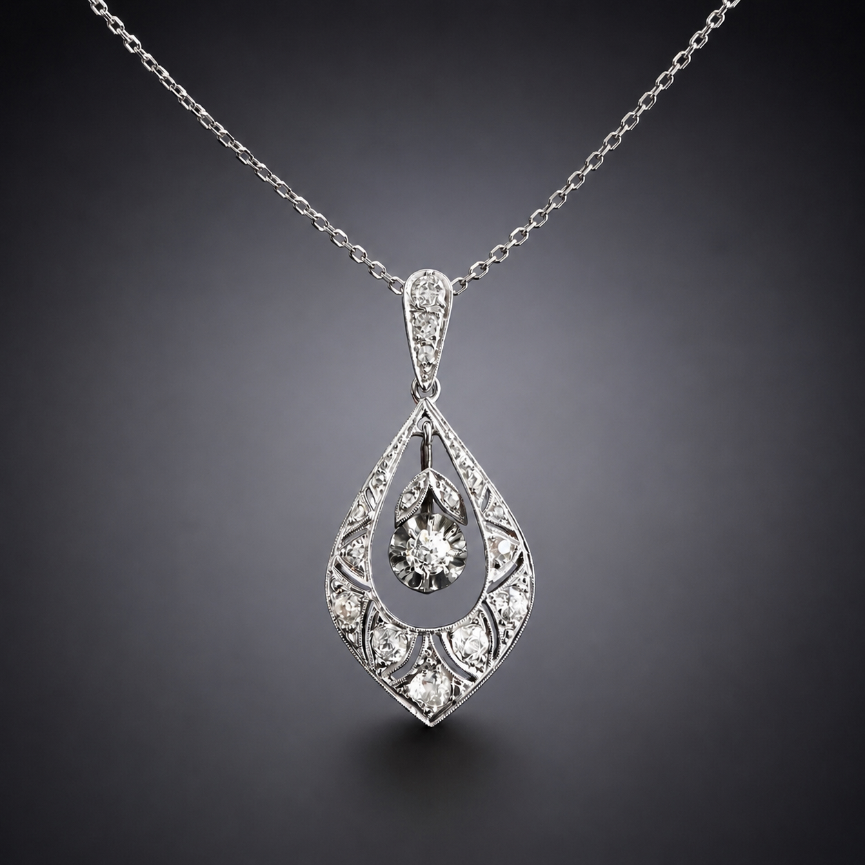 Pendentif Art Déco diamants avec sa chaîne. Travail français vers 1930.-1