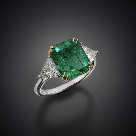 Bague émeraude de 3,73 carats, origine Colombie, Minor Oil (certificat laboratoire) et diamants triangle (1,04 carat). Travail français.