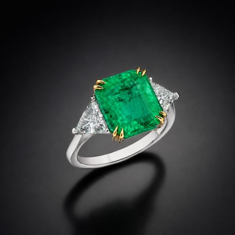 Bague émeraude de 3,73 carats, origine Colombie, Minor Oil (certificat laboratoire) et diamants triangle (1,04 carat). Travail français.