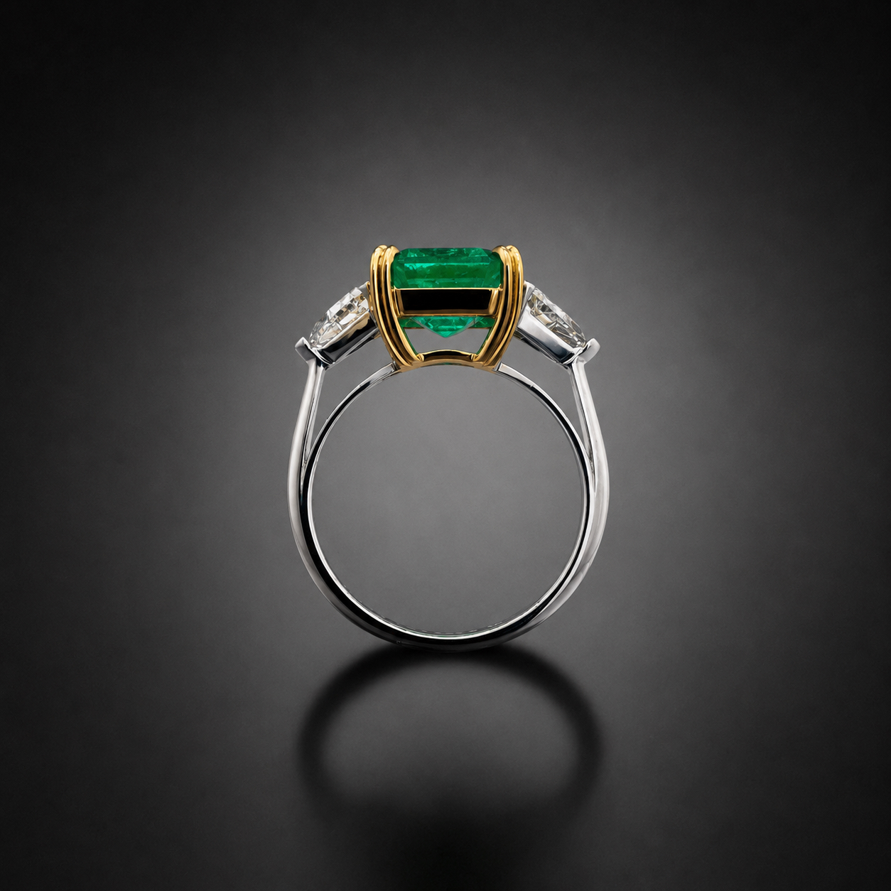 Bague émeraude de 3,73 carats, origine Colombie, Minor Oil (certificat laboratoire) et diamants triangle (1,04 carat). Travail français.-2