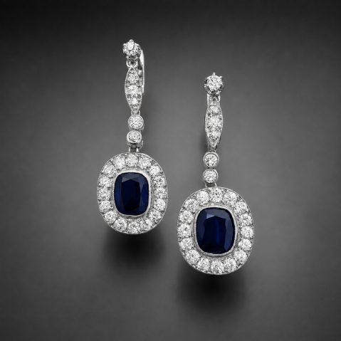 Boucles d’oreilles saphirs naturels, non chauffés (5 carats avec certificat laboratoire) diamants taille ancienne (1,80 carat). Travail français vers 1930.