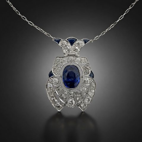 Pendentif Art Déco saphir non chauffé (certificat LFG) diamants avec sa chaîne d’origine. Travail français vers 1930.