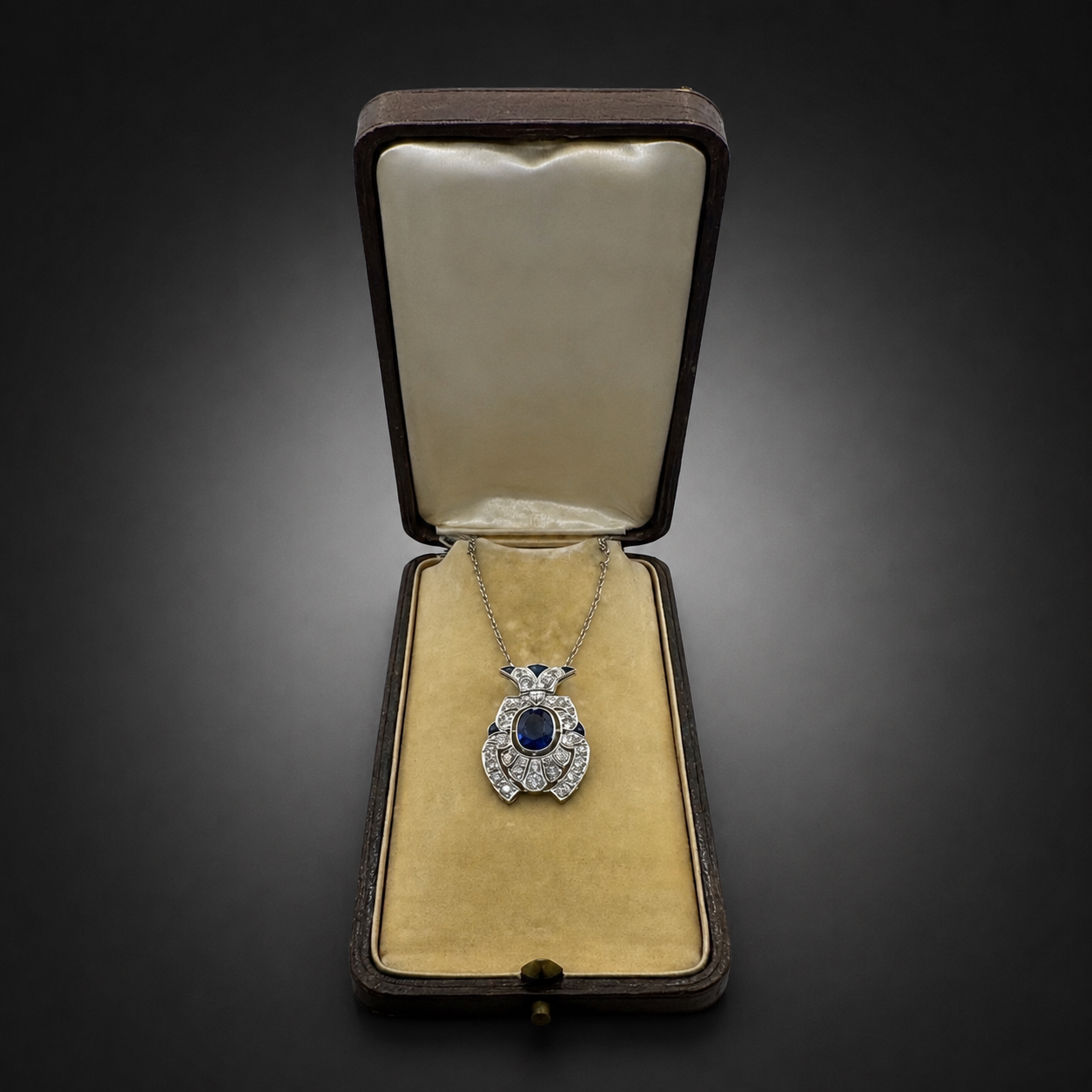 Pendentif Art Déco saphir non chauffé (certificat LFG) diamants avec sa chaîne d’origine. Travail français vers 1930.-2