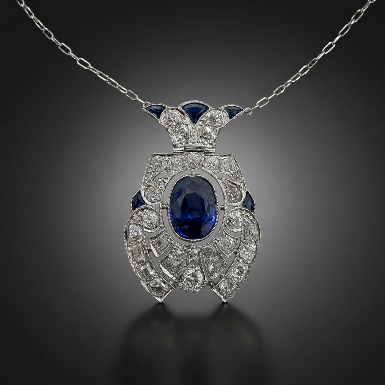 Pendentif Art Déco saphir non chauffé (certificat LFG) diamants avec sa chaîne d’origine. Travail français vers 1930.-1