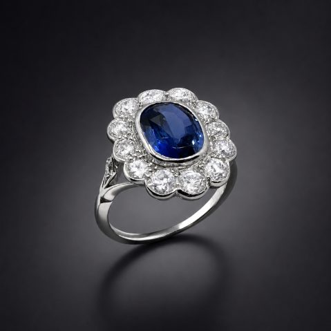 Bague Art Déco saphir non chauffé (certificat LFG) et diamants. Travail français vers 1930.