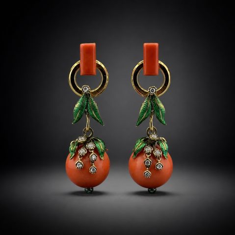 Paire de pendants d’oreilles vers 1880 – 1890, corail, diamants et émail. Travail français.