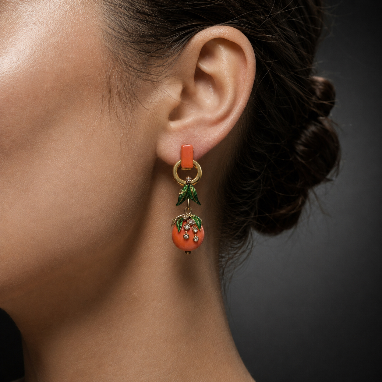 Paire de pendants d’oreilles vers 1880 – 1890, corail, diamants et émail. Travail français.-2