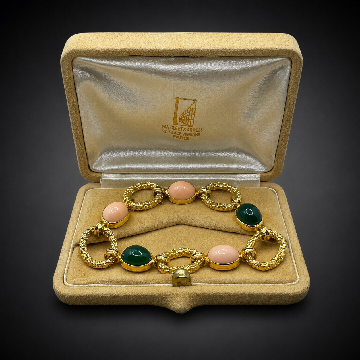 Bracelet Van Cleef & Arpels « Delphes » corail peau d’ange et chrysoprase vers 1970-3