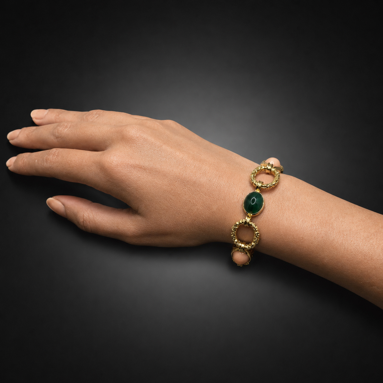 Bracelet Van Cleef & Arpels « Delphes » corail peau d’ange et chrysoprase vers 1970-2