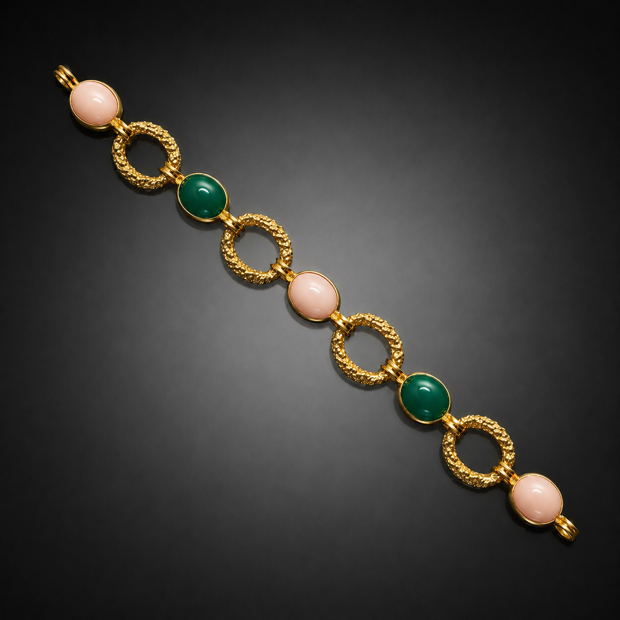 Bracelet Van Cleef & Arpels « Delphes » corail peau d’ange et chrysoprase vers 1970-1