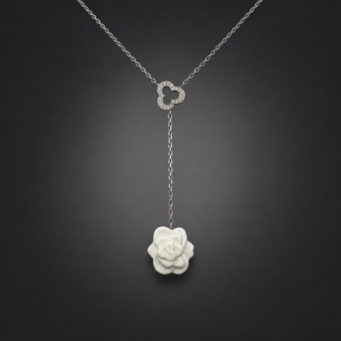 Collier Chanel Camélia agate et diamants