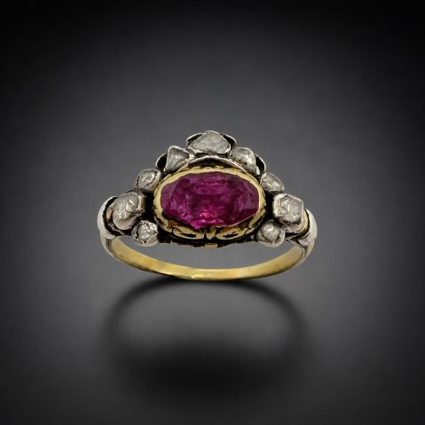 Bague XVIIIe siècle saphir rose naturel non chauffé (examen du Laboratoire Français de Gemmologie) diamants taille rose. Travail européen vers 1730 – 1760, 