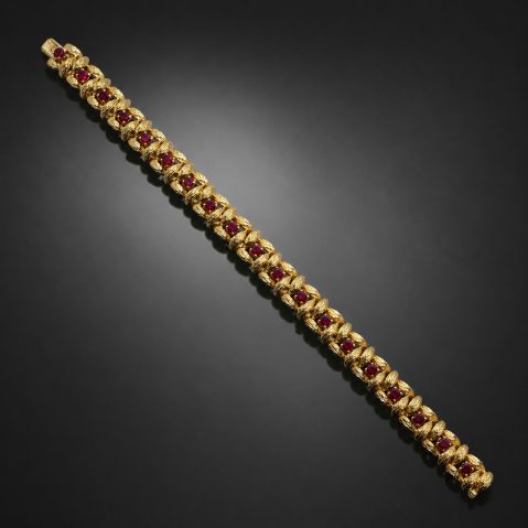 Bracelet Mauboussin vers 1970 – 1980 rubis non chauffés (examen Laboratoire Français de Gemmologie). Poinçon : A. Vassort.