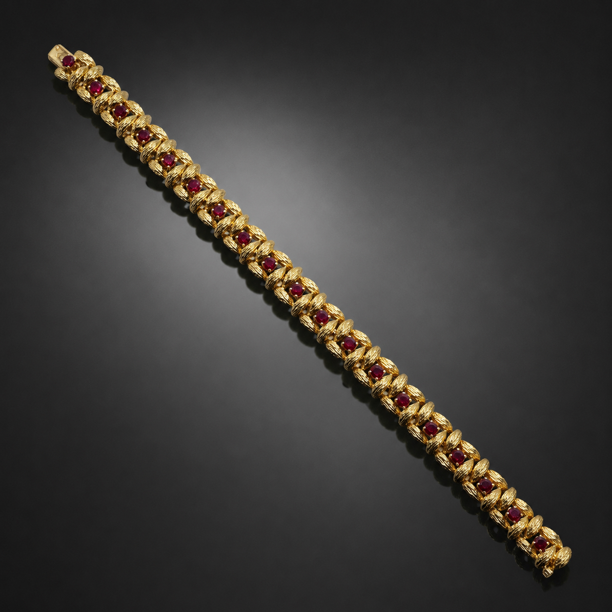 Bracelet Mauboussin vers 1970 – 1980 rubis non chauffés (examen Laboratoire Français de Gemmologie). Poinçon : A. Vassort.-1