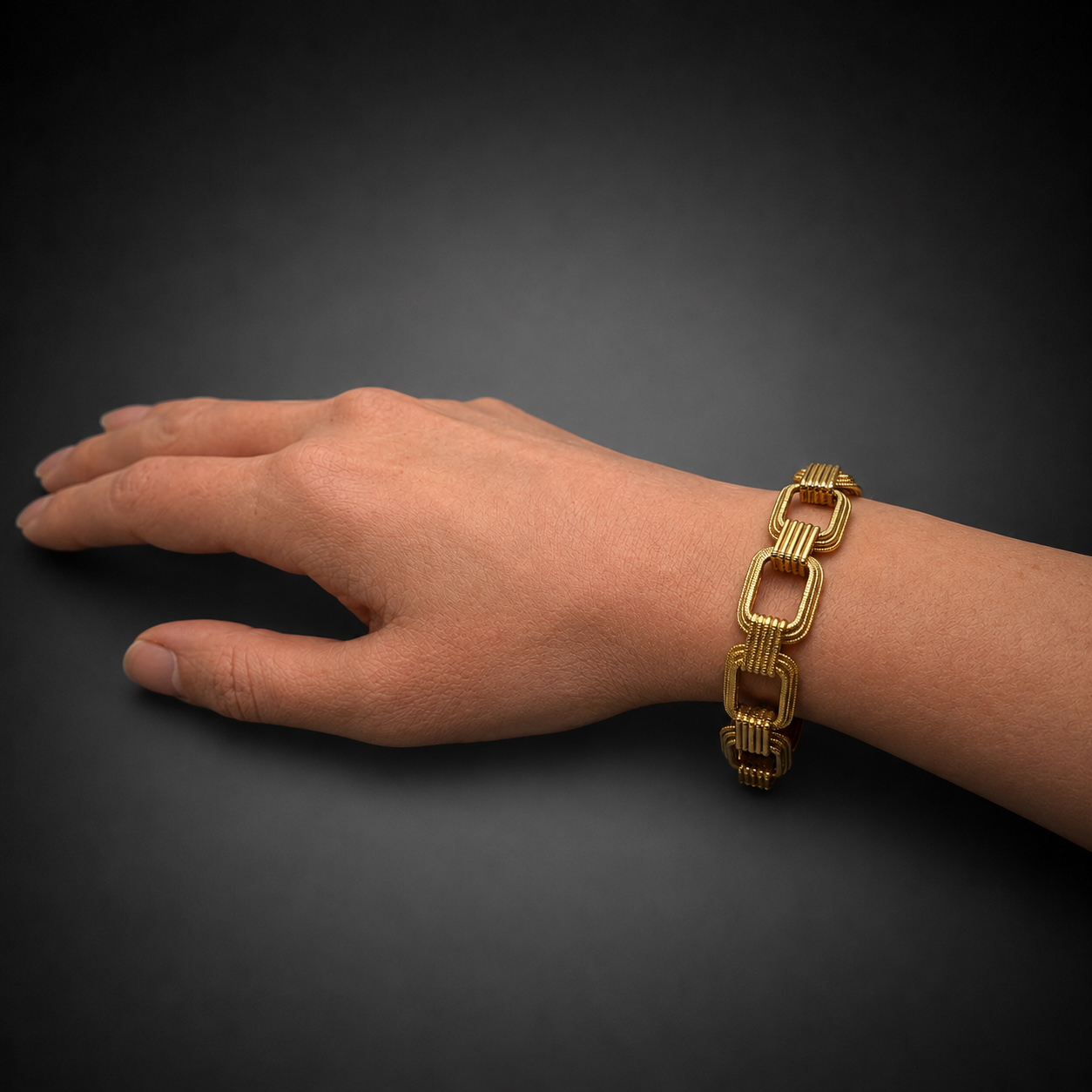 Bracelet en or jaune à maillons ajourés, ornés d’un décor finement strié et godronné. Travail français vers 1960.-3