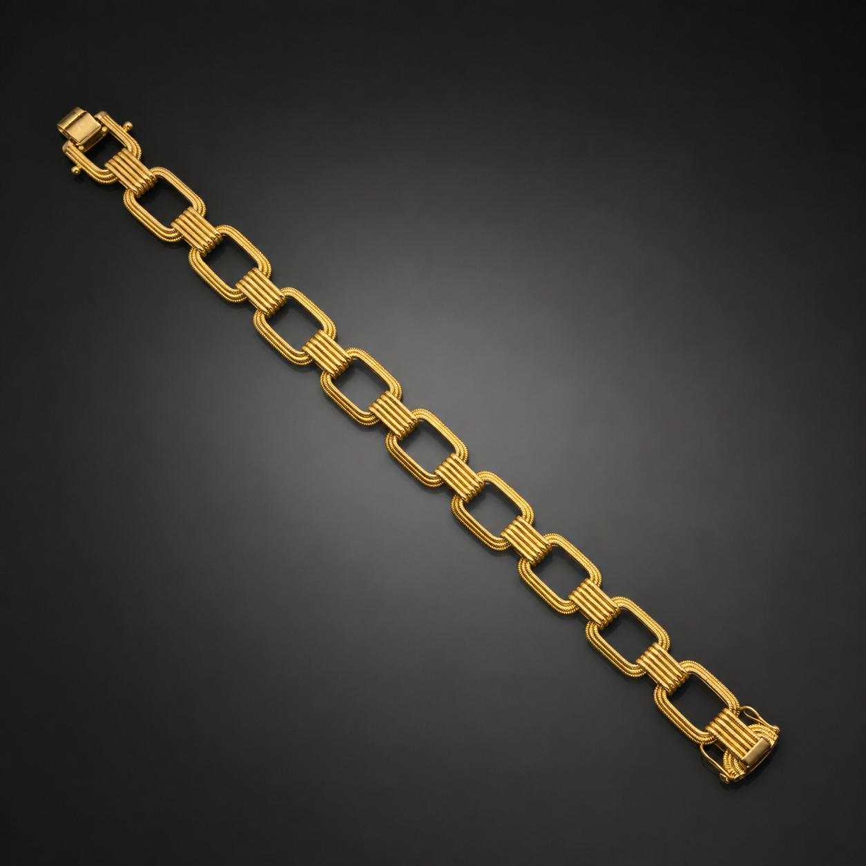 Bracelet en or jaune à maillons ajourés, ornés d’un décor finement strié et godronné. Travail français vers 1960.-1