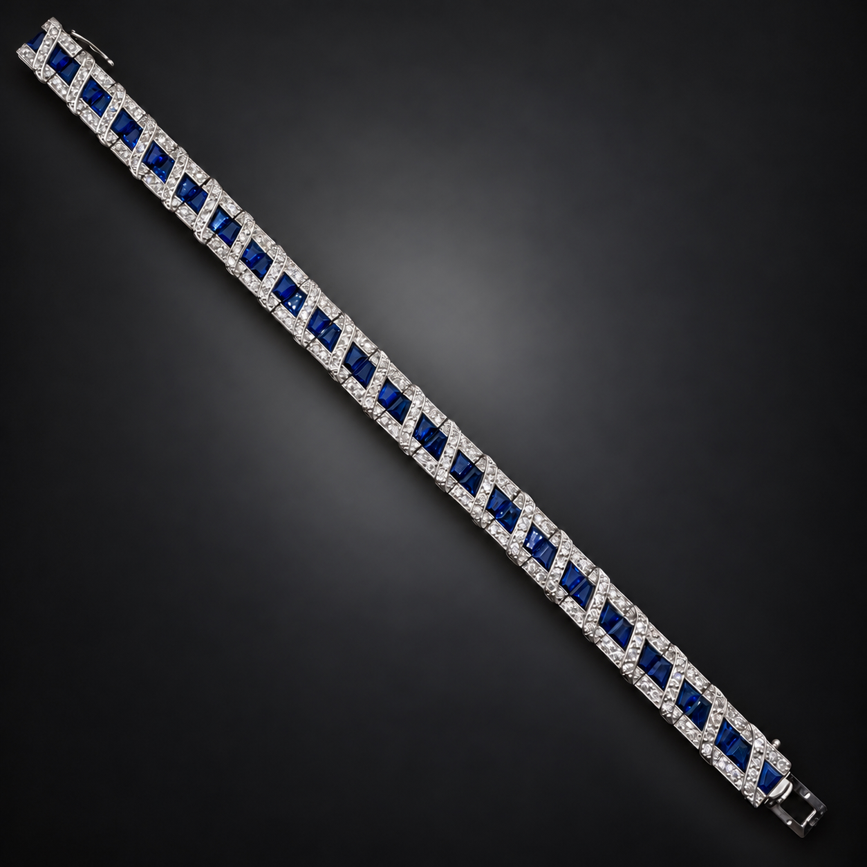 Bracelet Art déco diamants et saphirs calibrés. Travail français vers 1930.-1